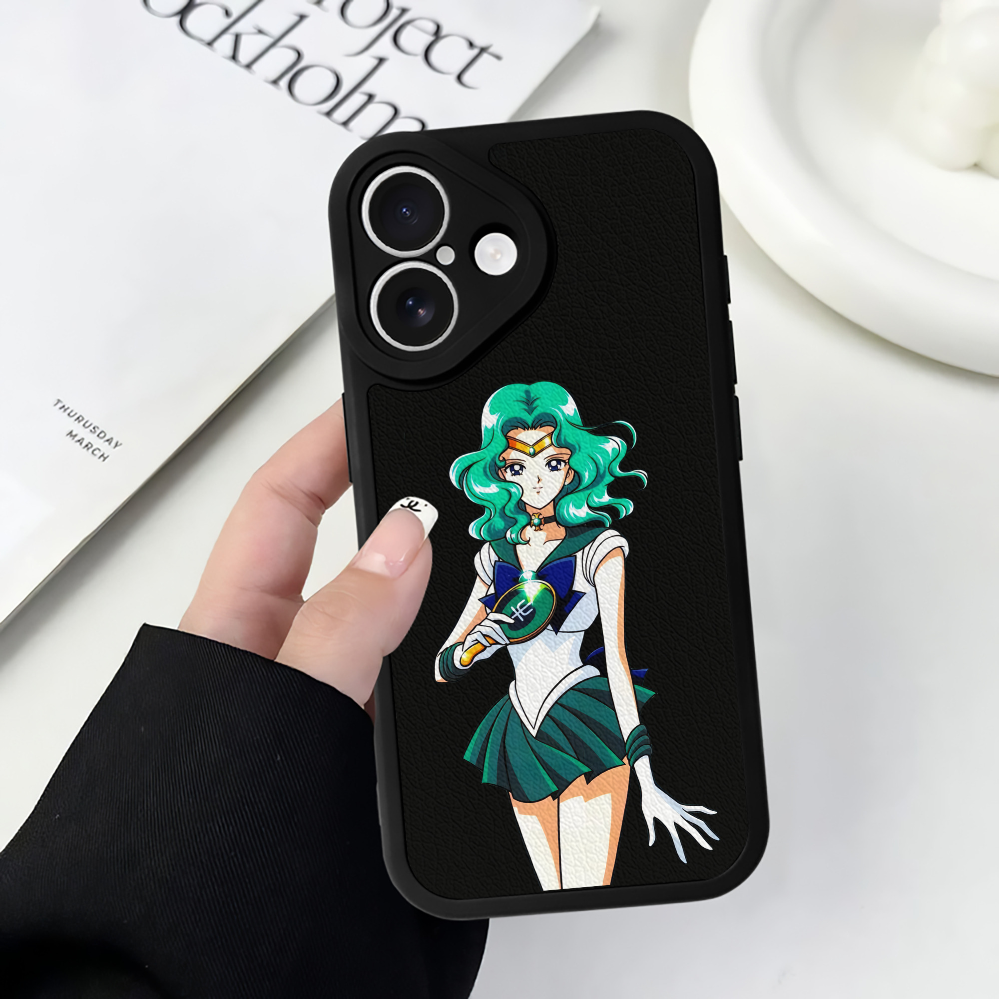（画像用） 美少女戦士セーラームーン 海王 みちる（かいおう みちる） Sailor Moon Kaiou Michiru 【iPhone 16シリーズ対応】シリコンスマホケース（レザー調） 材質：シリコン